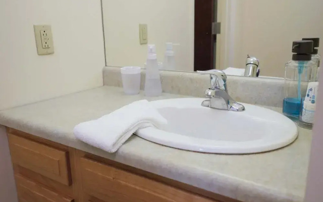 2 Bedroom Downtown Apt Walkable Safe Clean