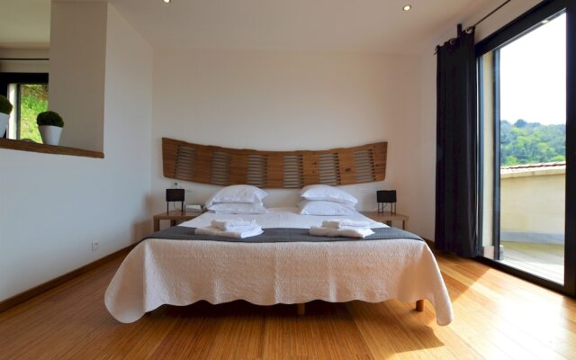 Villa piscine à débordement panorama