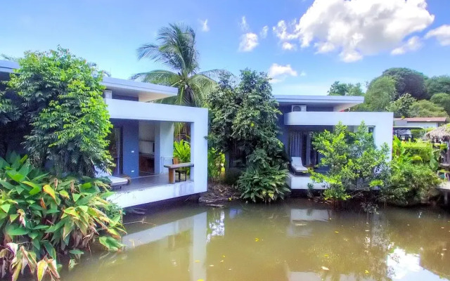 Sunny Resort Lake House