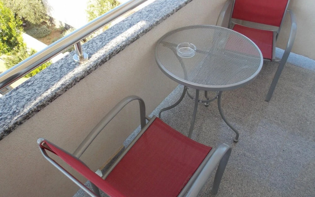 Markle - Swimming Pool and Sunbeds - A3