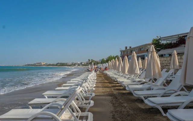 Tropic Beach Club Side