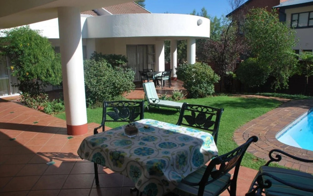 Woodmead Guest Lodge
