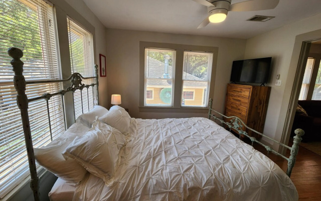 Cute Quiet Garage Apt Home