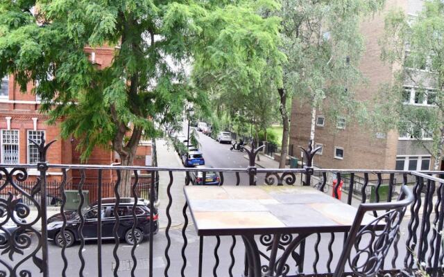 Elegant 2 Bedroom Chelsea Flat With Roof Terrace