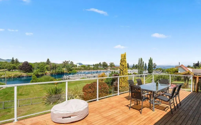 Central Riverside Retreat - Taupo Holiday Home