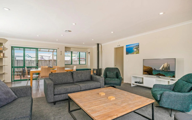 The Sunny Bach - Cooks Beach Holiday Home