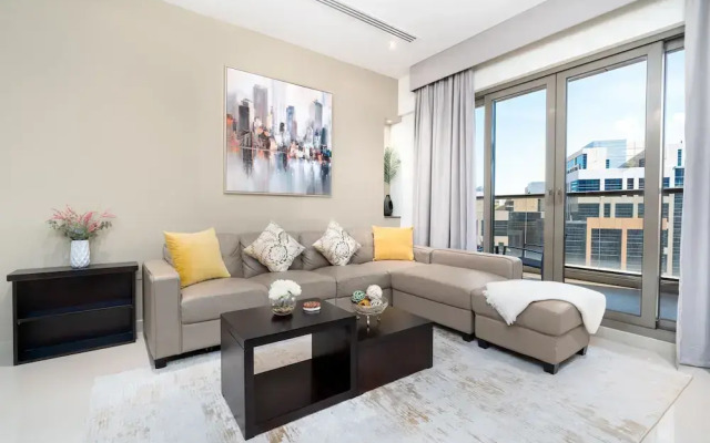 Whitesage - Elite Apartment With Balcony Near Metro Station