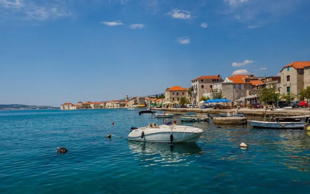 Apartment Antonio, on the Seafront With Garden