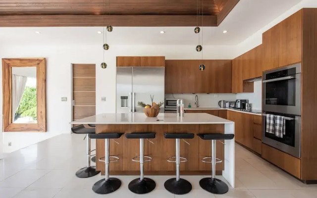 Oceanfront Oasis: Renovated Villa With Pool