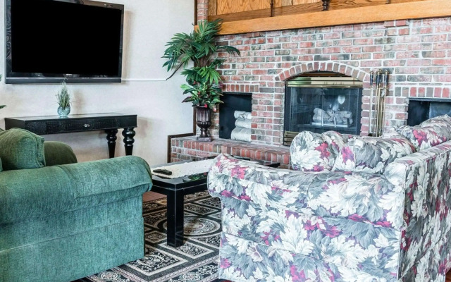 Econo Lodge & Suites Grand Rapids Airport