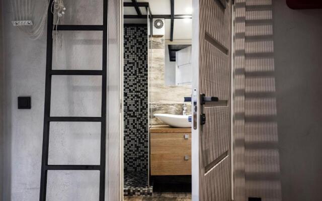 #stayhere - Unique Spacious & Modern 2BDR Upscale Neighbourhood