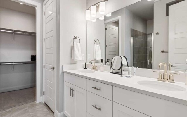 Family Desert Oasis 5 Bedroom Home