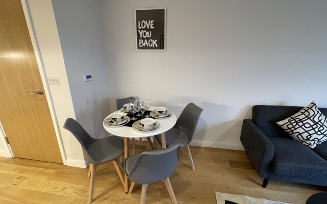 Stunning 2-bed Apartment in Bristol With Parking