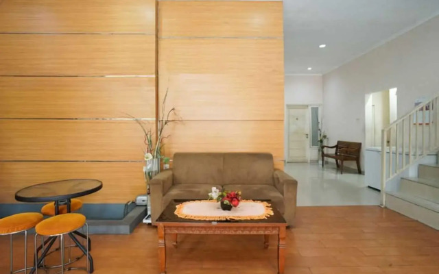 OYO 450 Semampir Residence