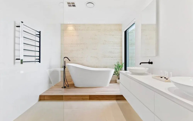 Bayview Luxe Entertainer Pool World Class View