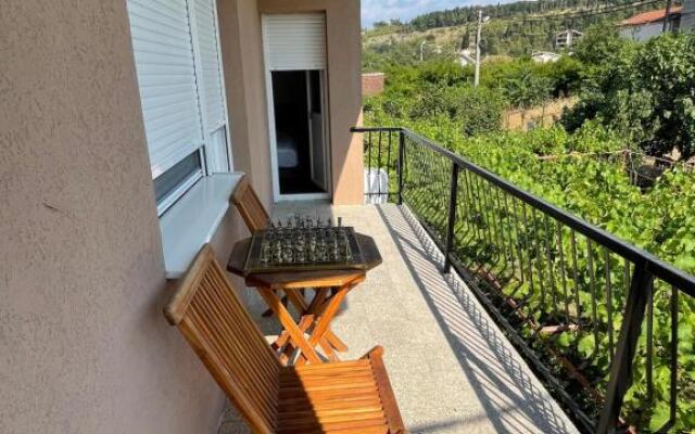 Entire 1-bedroom apartment with free parking