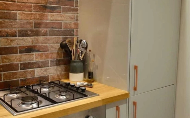 Lovely Traditional 2 Bedroom Flat in Haymarket
