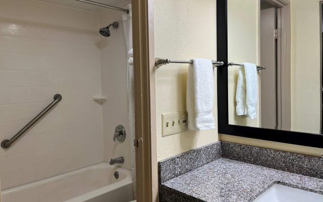 La Quinta Inn by Wyndham Indianapolis Airport Lynhurst