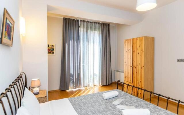 Wehost Spacious place near Rustaveli