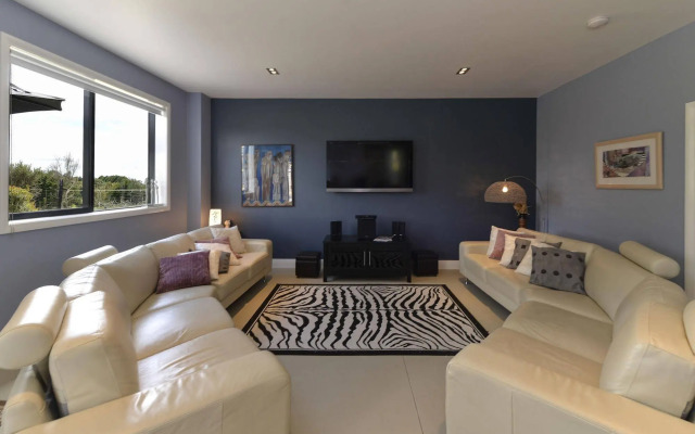 Lakefront Holiday Home