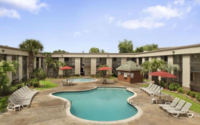 Travelodge by Wyndham New Orleans West Harvey Hotel