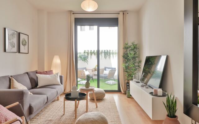 Deluxe Apartment Downtown with Pool and Parking