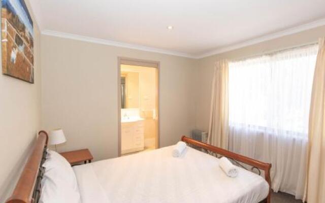 Acacia 5/2 Kirwan Close