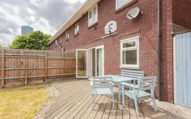 Bright 2 Bedroom House in Stratford With Garden