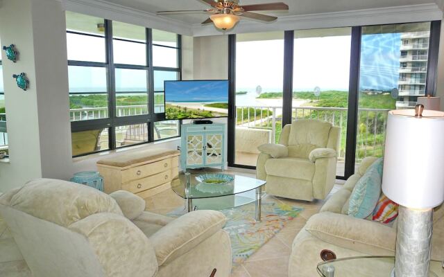 Beachfront Condo With Pool and Dazzling Ocean View