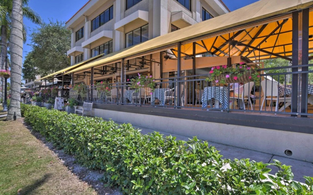Naples Condo w/ Pool - Walk to Dining & Beach