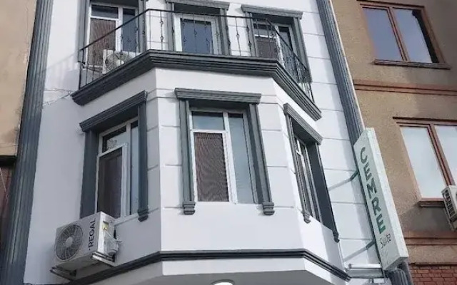 Cemre Suit