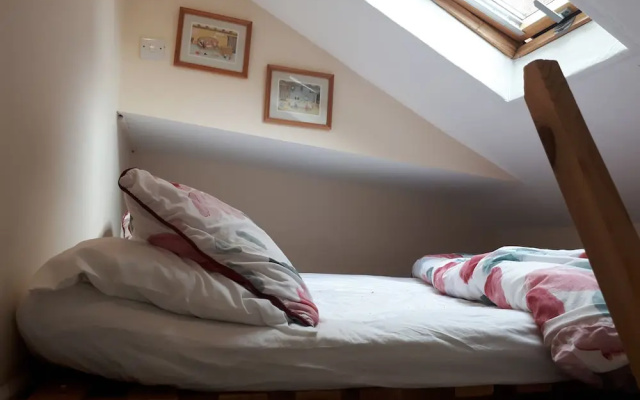 1 Bed Flat - Sleeps 2 - Pets - Garden - Parking