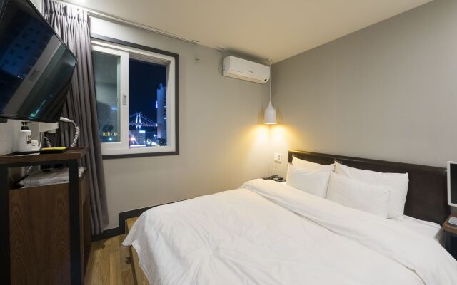No. 25 Hotel