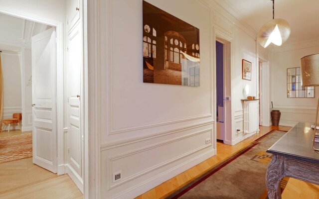 Beautiful Lavish Apartment for 6 in Paris VII by Guestready
