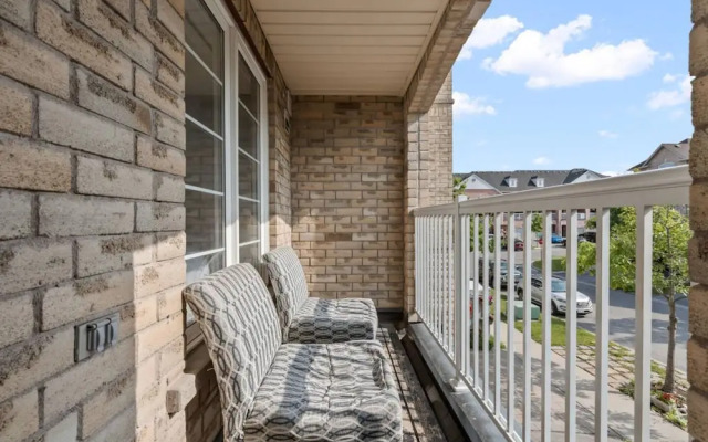 Contemporary 3BR Townhouse in Ajax Cozy Central