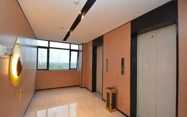IU Hotel Zhengzhou Lvcheng Square Subway Station Branch