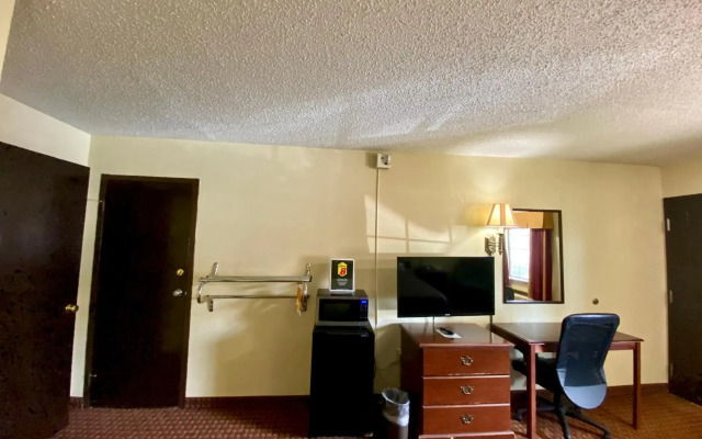Super 8 by Wyndham Shawnee