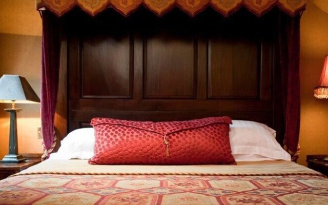 Ravenwood Hall Hotel