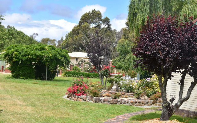 Valley Views Motel & Chalets