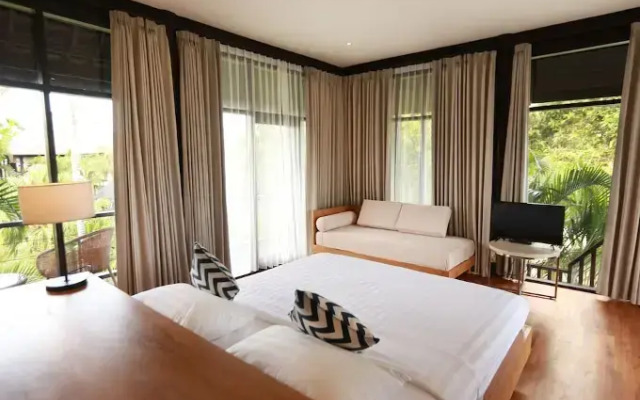 Wave House - Surf Camp