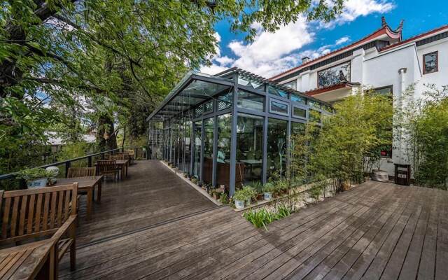 Leliving Butterfly Resort Lijiang