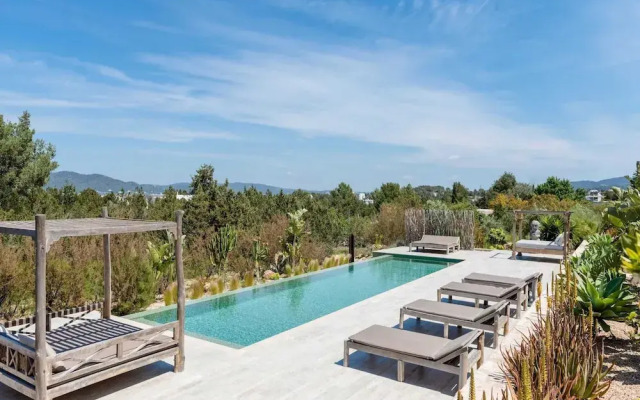 Stunning Villa With Gardens