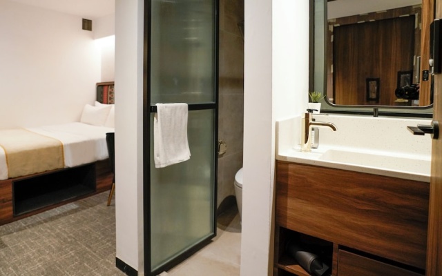 ST Signature Bugis Middle, SHORT OVERNIGHT, 11 hours: 8PM-7AM – Guest Rooms – Singapore