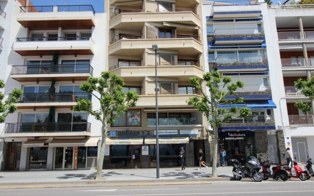 Modern-chic Apartment in Rosas Steps Away From the Beach