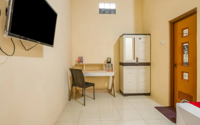 RedDoorz Syariah near Kebon Rojo Park Blitar