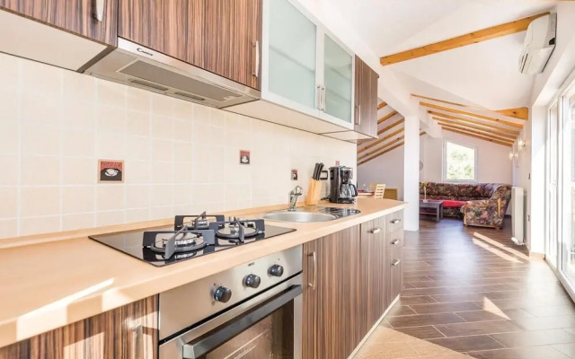 Stunning Home in Icici With Wifi and 2 Bedrooms
