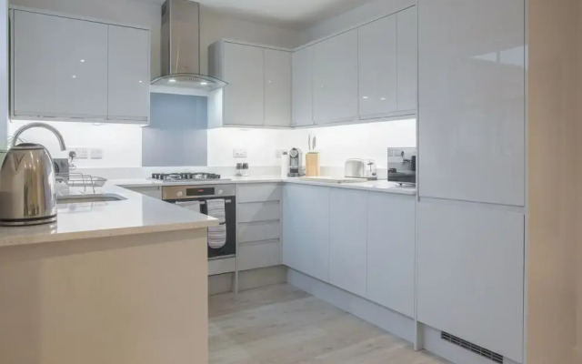 Stunning 2 BD with Patio & Free Parking