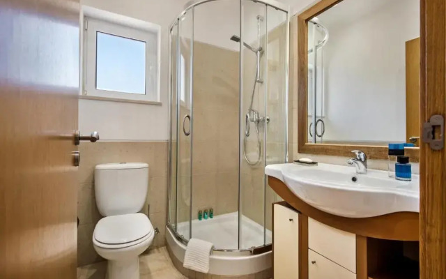 Luxurious First Floor Apartment Sleeps 4