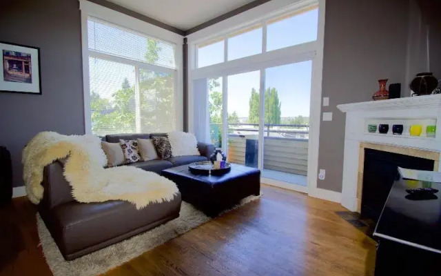 Walkable OTS Mid Century Condo-Pool