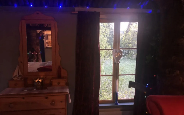 Treehouse Magpies Nest With Bubble Pool